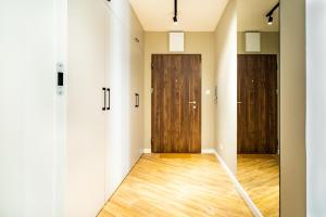 拉多姆ApartamentySnu, Struga Tower Silver z parkingiem的空房间,设有两扇门,铺有木地板