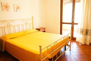 维拉西米乌斯Mereu Central Apartment的一间卧室配有一张黄色毯子床