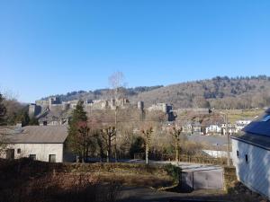 布永meublé de tourisme à Bouillon的享有城市的背景和山丘美景