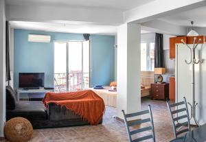 雅典Loft的带沙发的客厅和带沙发床的房间