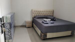 庞岸达兰JM HOMESTAY的一张小床,位于一间有床的西德西德西德客房