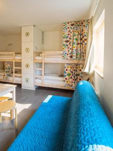 米库洛夫Hostel Zahrada Mikulov的一间卧室配有蓝色的床和双层床