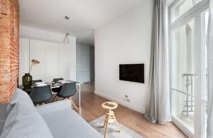 华沙East Warsaw Modern Apartment的客厅配有沙发和桌子