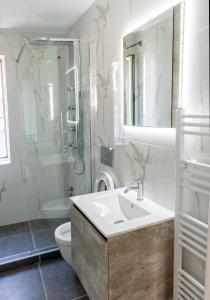 雅典Loft的一间带水槽、淋浴和卫生间的浴室