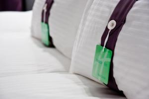 比得哥什比得哥煦假日酒店的枕头上的绿色标签,上面有价格标签