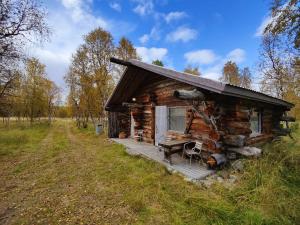 KaresuvantoVilla Lavijoki的小木屋设有门廊和甲板上的长凳