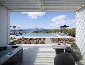 阿克罗蒂里Absolute Paradise Santorini的一个带桌椅的海景庭院