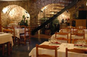 贝纳瓦雷Hotel Casa Carmen的一间设有白色桌椅和楼梯的餐厅