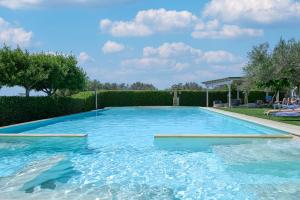 帕图Hotel Montecallini - Adult Only 14的庭院里的一个蓝色海水大型游泳池