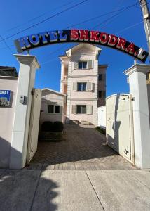 斯库台Hotel Shkodra L的带有酒店一室公寓读号的建筑