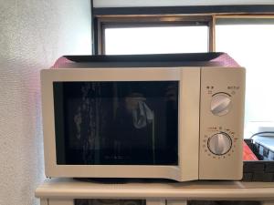京都KYOTO Guest House的台上微波炉烤箱
