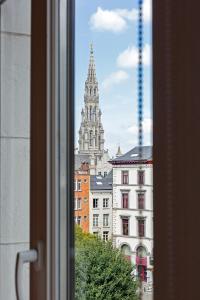 布鲁塞尔幸福旅馆的从城市窗户欣赏建筑美景