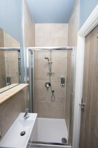 克罗伊登韦斯特西迪卡罗科公寓式酒店的带淋浴和盥洗盆的浴室