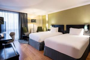 迭戈姆布鲁塞尔机场假日酒店的酒店客房配有两张床和一张书桌