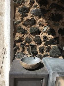 潘泰莱里亚Dammusi IL SERRALH -Pantelleria-的石墙顶上的石水槽