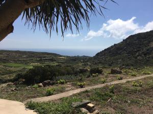 潘泰莱里亚Dammusi IL SERRALH -Pantelleria-的享有山景