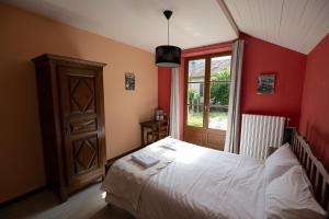 PeyreleauLe Roucadel的卧室配有白色的床和窗户。