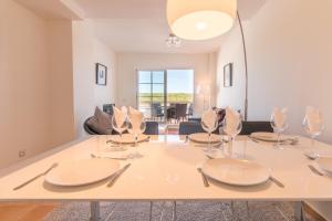 阿尔加德萨2167-Superb 2 bedrooms in luxury complex with pool的用餐室以及带桌椅的起居室。