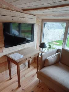 TellinLe P'tit Nid : Mini loft pour 2 à 4 personnes的带沙发、桌子和电视的客厅