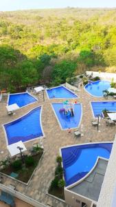 热河市Park Veredas Flat Service的度假村内三个游泳池的顶部景观