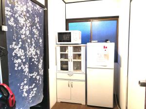 京都KYOTO Guest House的厨房配有冰箱和微波炉。