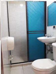 卡利内华达酒店的带淋浴、卫生间和盥洗盆的浴室