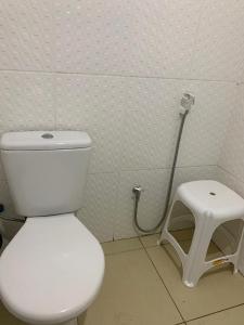 伊塔帕里卡岛维拉克鲁兹apartamento de frente para o mar的一间带白色卫生间和凳子的浴室