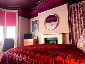 布莱顿霍夫睡眠旅馆的一间卧室配有一张床、镜子和壁炉
