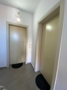 斯库台Hotel Shkodra L的走廊设有两部电梯和两扇门