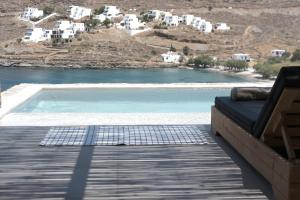 基斯诺斯Amal Kythnos Suites的从房子的甲板上可欣赏到游泳池的景色
