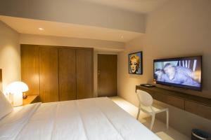 关丹斯莱马酒店的一间酒店客房,配有一张大床和一台平面电视