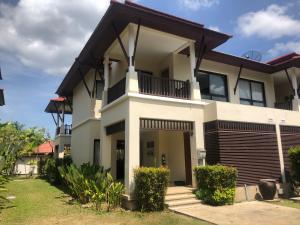 拉扬海滩度Phuket Laguna Beach - Big Family Pool Villa 2 Extra Large bedrooms的带阳台的大型白色房屋