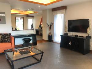 拉扬海滩度Phuket Laguna Beach - Big Family Pool Villa 2 Extra Large bedrooms的客厅配有平面电视和沙发。