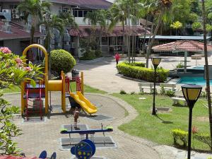 波德申Glory Beach Resort port dickson-negeri sembilan的度假村内带滑梯的游乐场