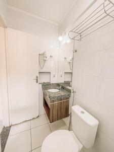 卡达斯诺瓦斯Caldas Novas, Hotel Lacqua diRoma 1,2,3,4 e 5的白色的浴室设有卫生间和水槽。