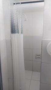 纳塔尔Pousada Cisne Branco的淋浴、浴帘和水槽