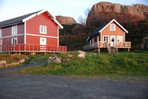 卡伯尔沃格Sandvika Camping的红色的房子和带阳台的房子
