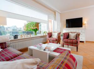 文尼斯塔特Haushälfte Stranddiestel的客厅配有两张沙发和一台电视机