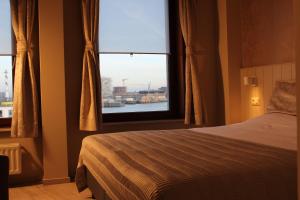 奥斯坦德Hotel Rubens的一间卧室设有一张床和一个窗口