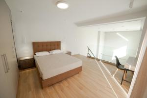 雅典Athens Heart Luxury Apartment的一间卧室配有一张床、一张桌子和一把椅子