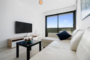 拉梅特拉·德·玛尔Gregal by enjoy Rocas Doradas的客厅配有白色沙发和电视