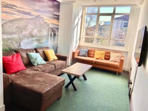 毕尔巴鄂BIG LUX BEACHCITY Ap 01的客厅配有两张沙发和一幅画