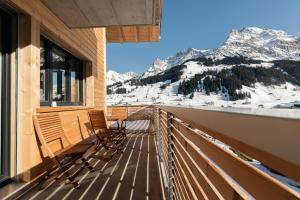 阿德尔博登Chuenislodge1 Neu, grosse Terrasse & Designerofen, prächtige Aussicht的山景阳台上的两把椅子