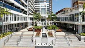 普雷图河畔圣若泽Condomínio Residencial Duo JK Sky - São José do Rio Preto的庭院中间一座带椅子的大建筑