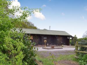 Hamstall RidwareThe Stables At The Oaks的一座木质建筑,前面有标志