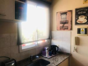 科尔多瓦NUEVOCENTRO 1的带水槽的厨房台面和窗户