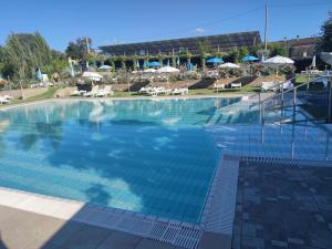 圣马赛罗莫罗贝洛酒店的蓝色海水大型游泳池