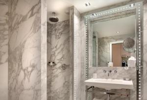 巴黎鲍曼酒店的一间带水槽和镜子的浴室