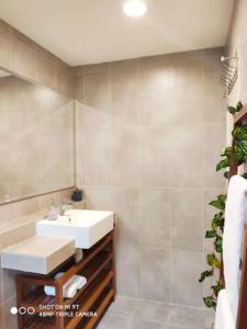 关丹Timurbay Seafront Residences by Nature Home的一间带水槽和镜子的浴室