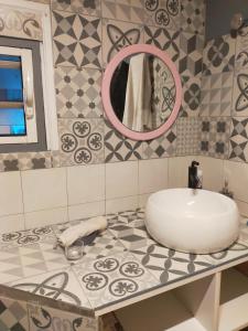 锡拉奥KER L'ÎLET的一间带水槽和镜子的浴室